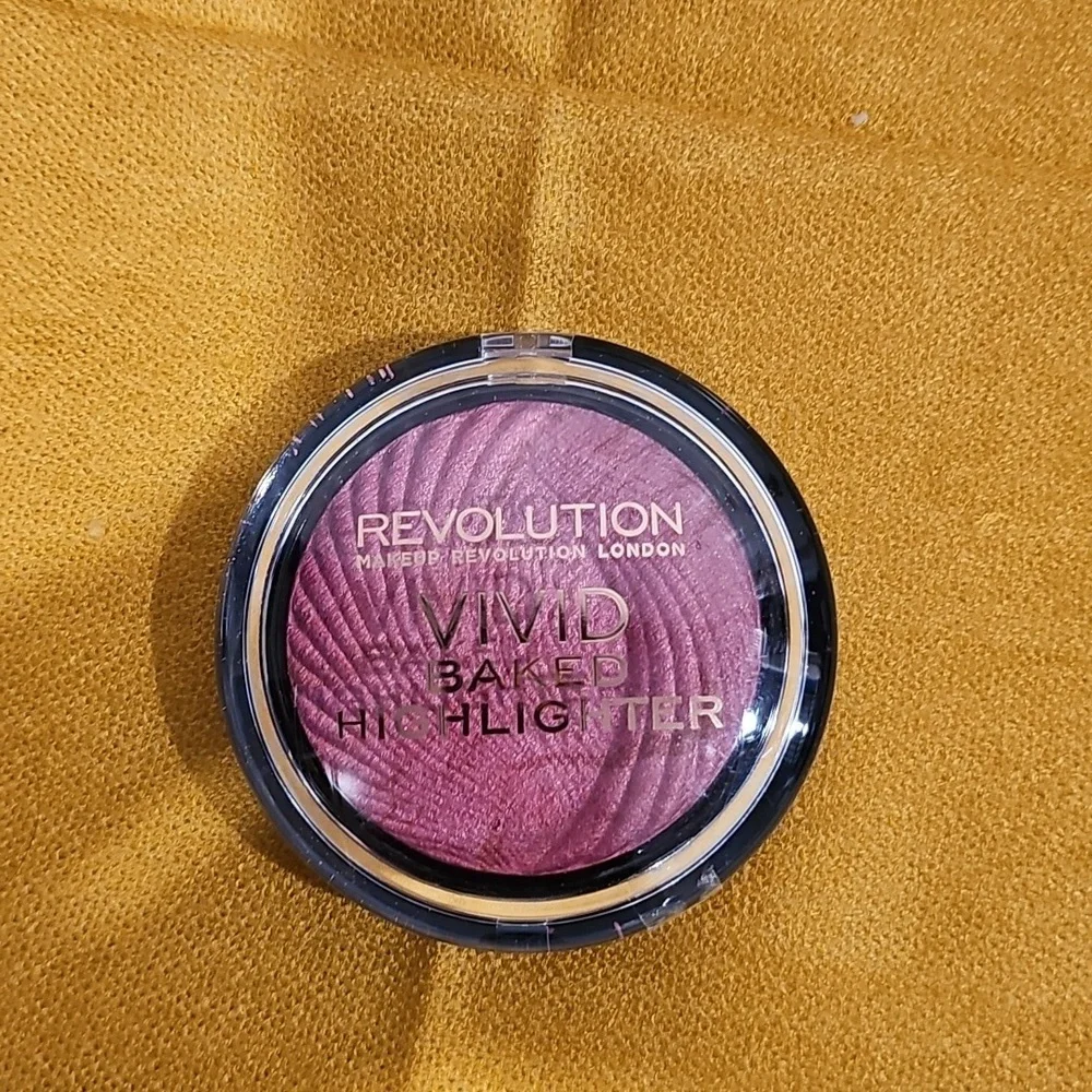 Revolution-Vivid Baked Highlighter Rose Gold Lights Highlighter 0.26 Oz